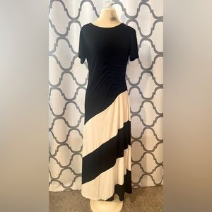 🤍striking black and cream cotton dress with partial lining. 🤍